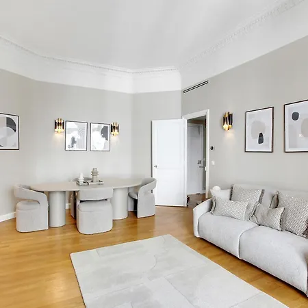 Beautiful Ac - Close To Trocadero