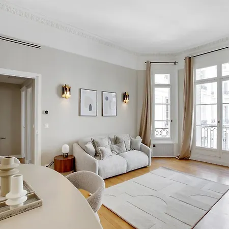 Beautiful Ac - Close To Trocadéro