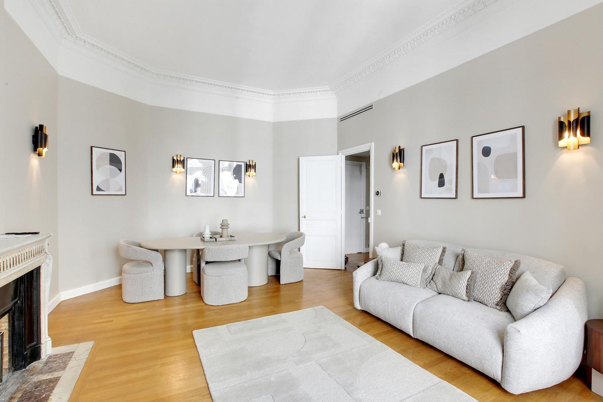 Beautiful Ac - Close To Trocadéro